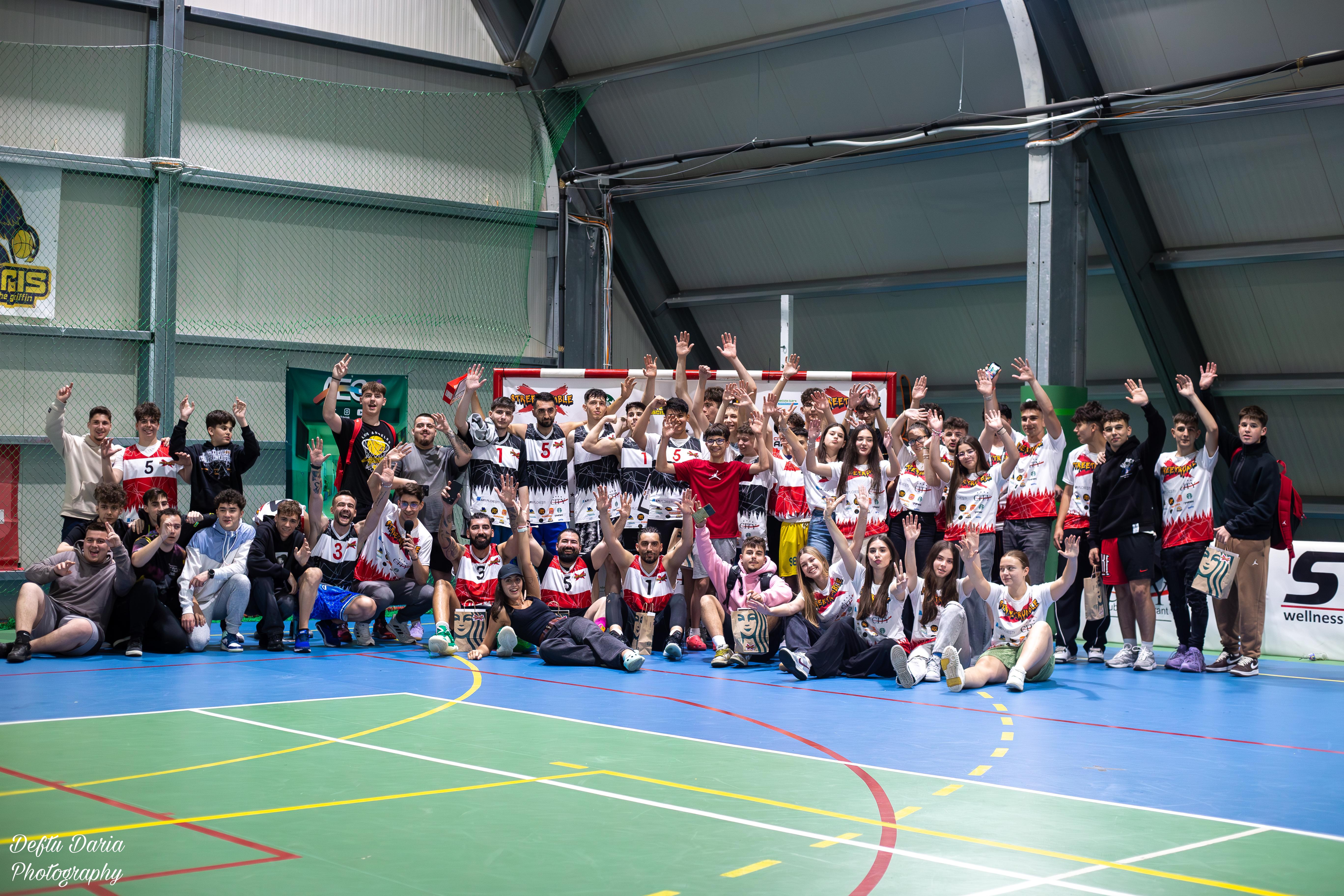 Publicul încurajând echipele